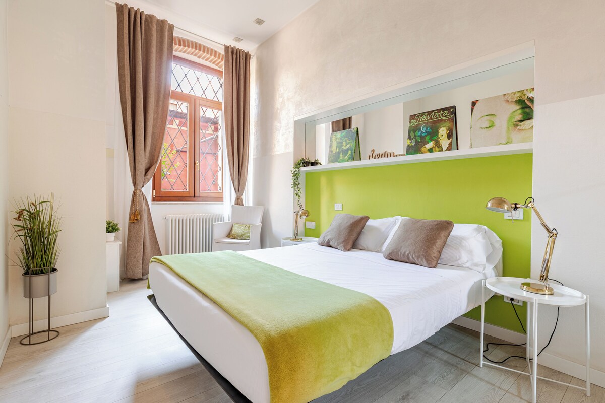 Tabla de planchar con plancha, wifi gratis y muebles diferentes 
