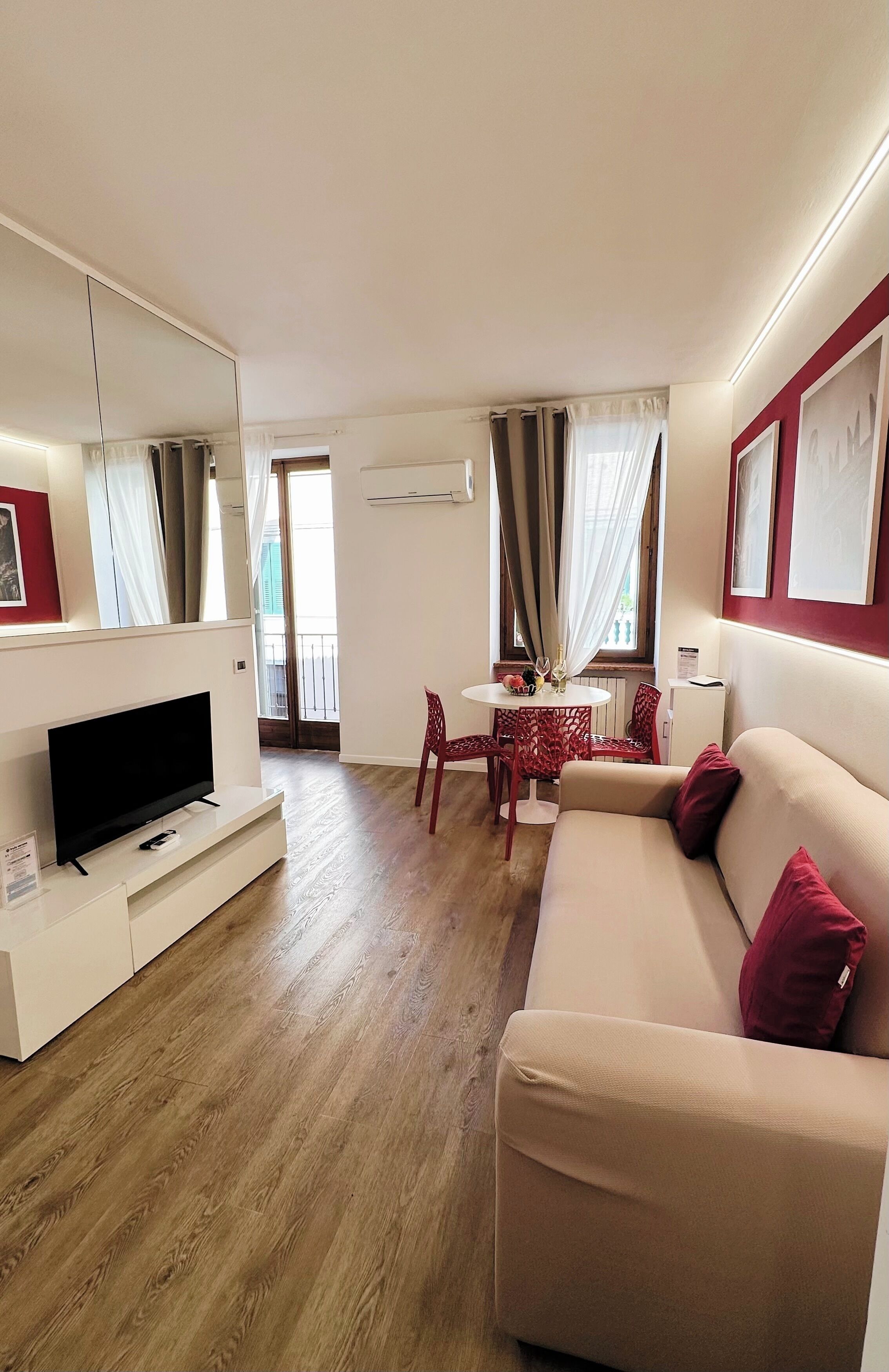 スタジオ (Juliet Studio - via Lastre 5) | リビング エリア | 25 インチの薄型テレビ (デジタル放送視聴可)、液晶テレビ