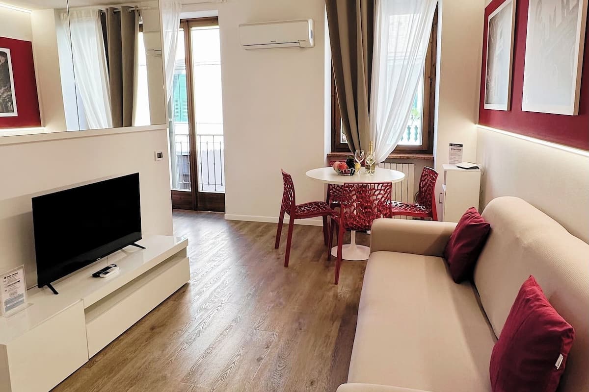 스튜디오 (Juliet Studio - via Lastre 5) | 거실 공간 | 디지털 채널 시청이 가능한 25인치 평면 TV, LCD TV