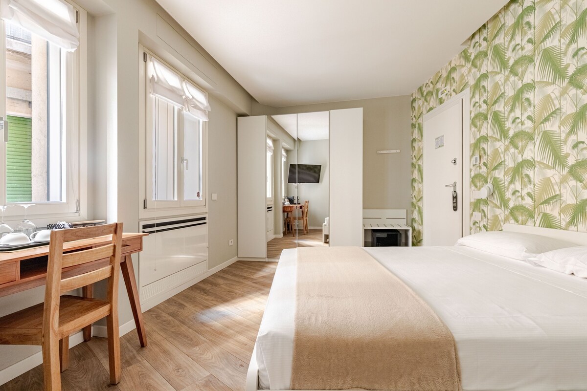 Tabla de planchar con plancha, wifi gratis y muebles diferentes 