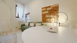 Apartemen, 1 kamar tidur (Giulietta House-Via Dietro Pallone 10) | Area keluarga | Televisi layar datar 25-inci dengan saluran TV digital dan TV LCD