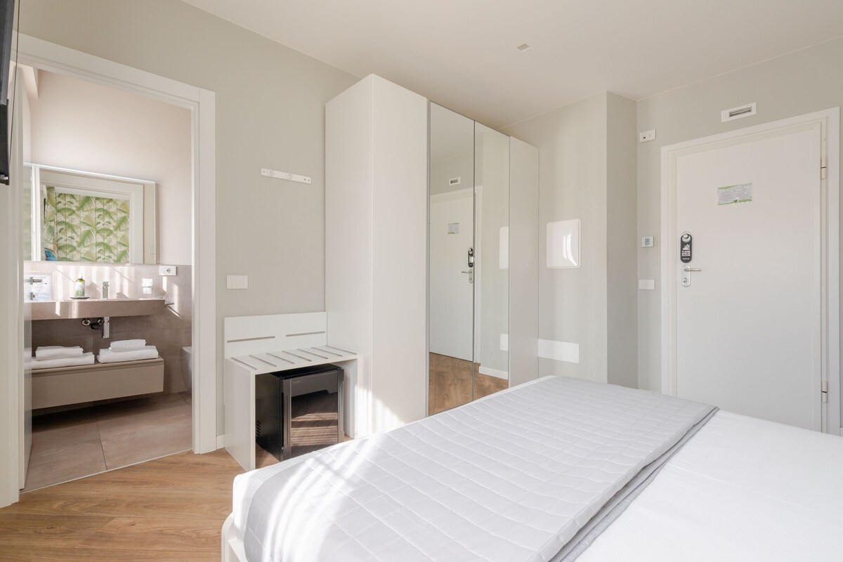 Tabla de planchar con plancha, wifi gratis y muebles diferentes 