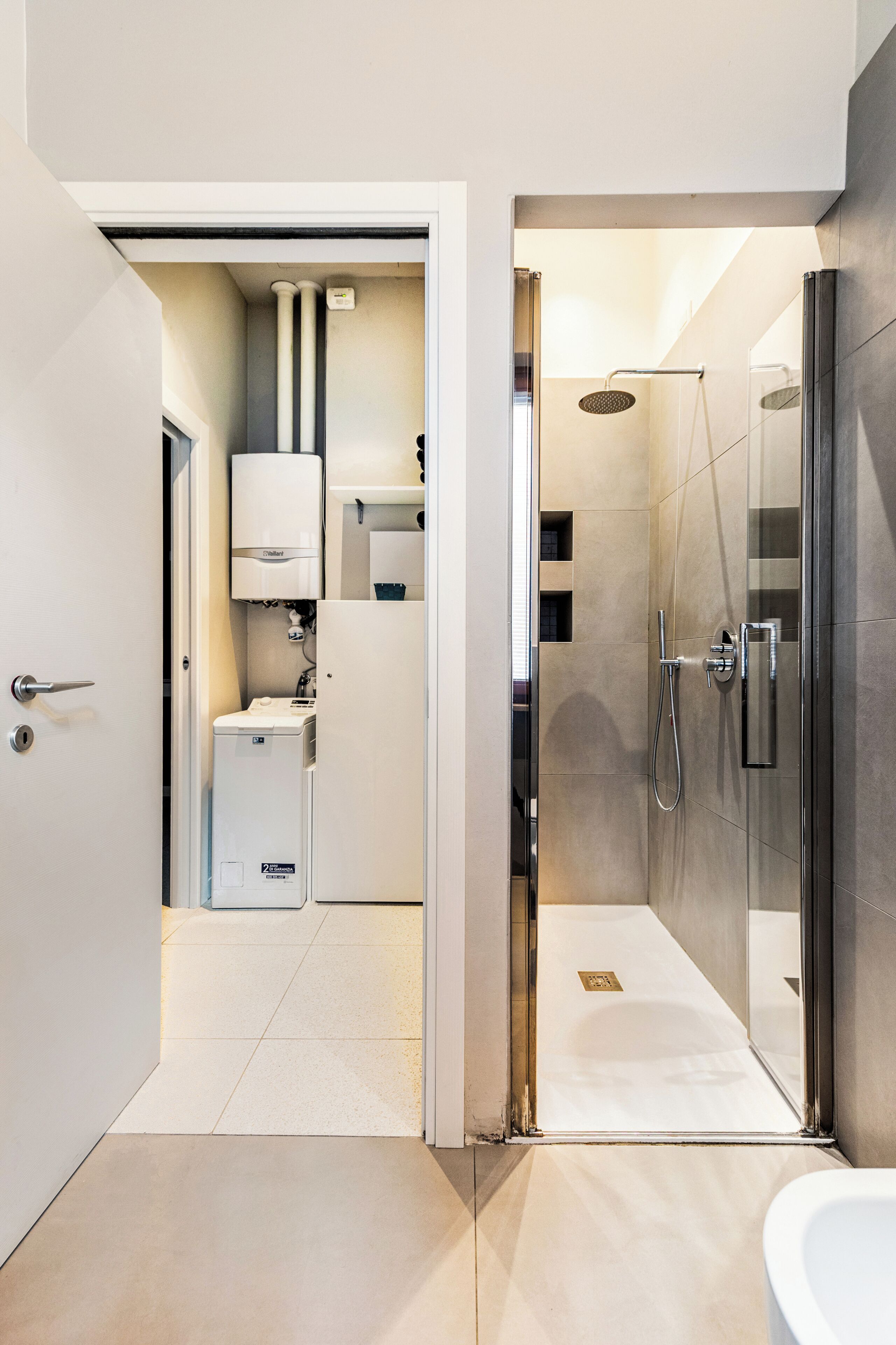 Ein modernes Badezimmer mit einer begehbaren Duschkabine, Toilette und Bidet.