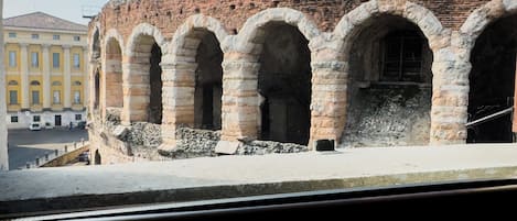 Un edificio histórico con múltiples arcos y fachada de ladrillo.