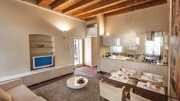 Apartemen, 1 kamar tidur (Shakespeare House-Via D.Filippini 2) | Area keluarga | Televisi layar datar 25-inci dengan saluran TV digital dan TV LCD