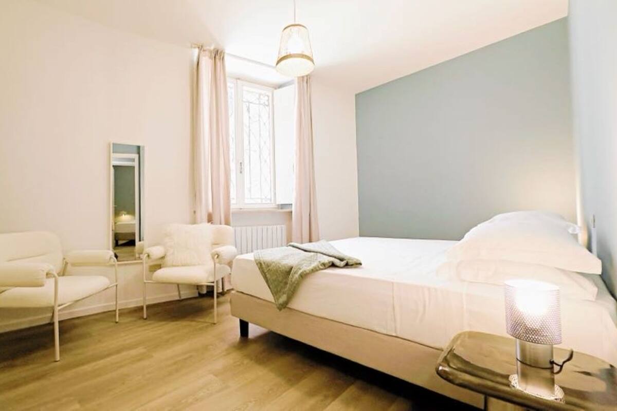 Tabla de planchar con plancha, wifi gratis y muebles diferentes 