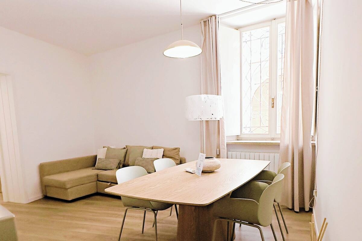 Tabla de planchar con plancha, wifi gratis y muebles diferentes 