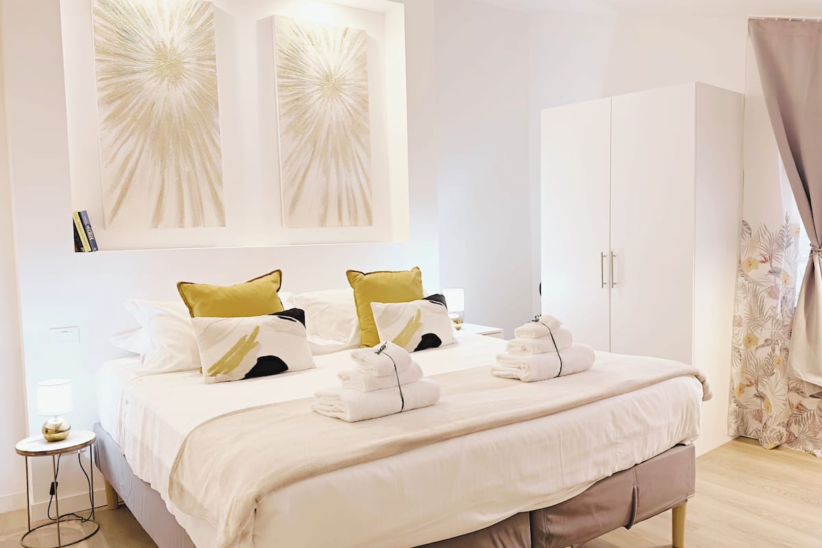 Monolocale Standard (Shakespeare Studio - via Dietro Filippini 18) | Down comforters, individually furnished, laptop workspace