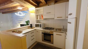 Appartamento su due livelli - (Romeo&Juliet - Via Dietro Filippini 2) | Private kitchen | Fridge, coffee/tea maker