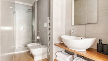 Studio (Juliet Studio - via Lastre 5) | Kamar mandi | Pengering rambut, handuk, dan sampo