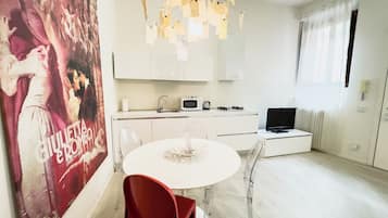 Departamento, 1 habitación (Giulietta House-Via Dietro Pallone 10) | Cocina privada | Refrigerador y cafetera y tetera