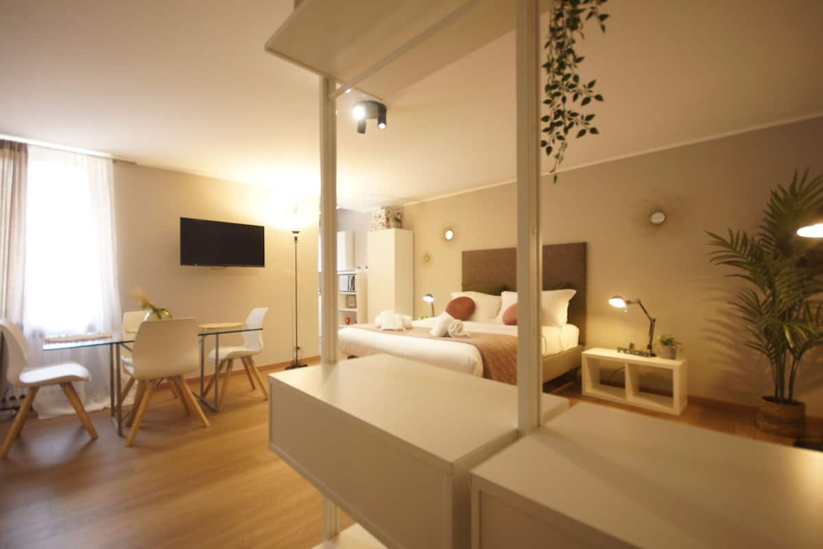 Roma 21 city studio - via Roma 21 | 1 bedroom, down duvets, individually furnished, laptop workspace