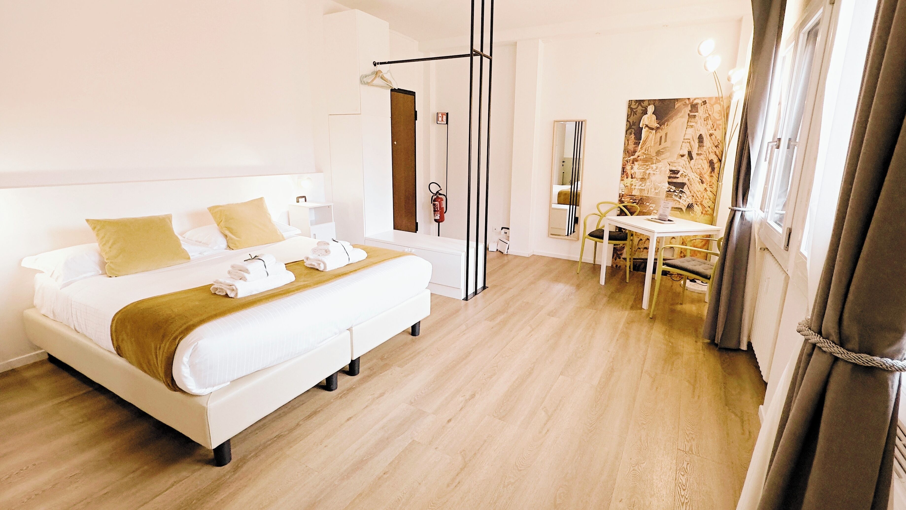 Monolocale Standard (Shakespeare Studio - via Dietro Filippini 18) | Living area | 25-inch flat-screen TV with digital channels, LCD TV