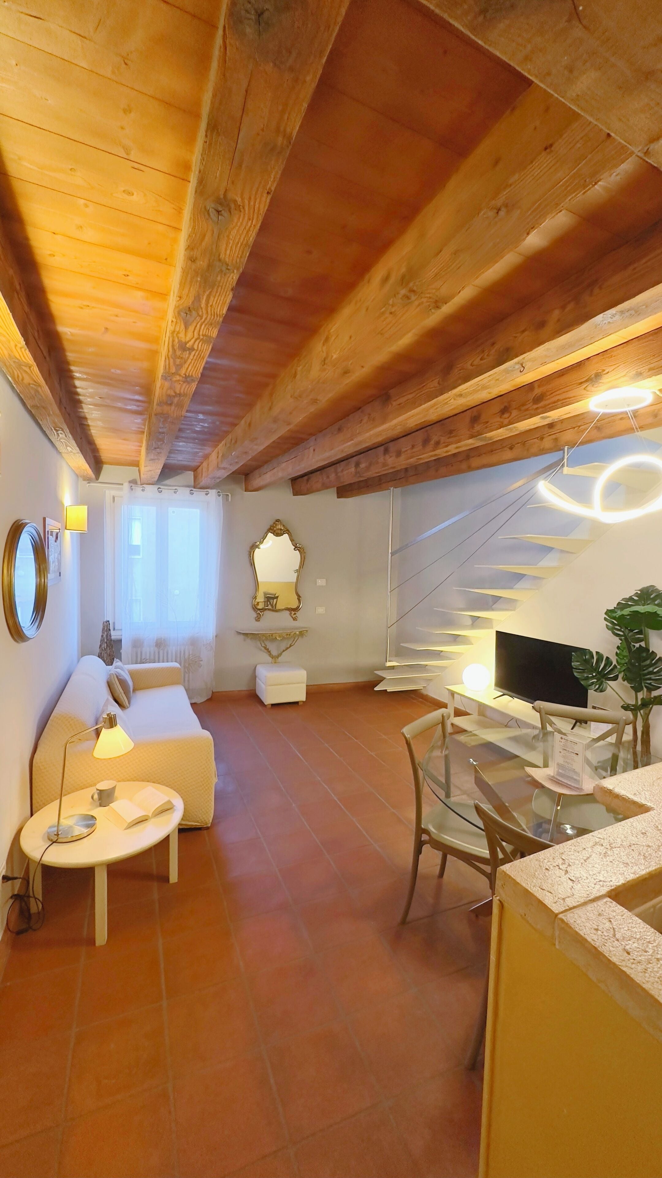 Appartamento su due livelli - (Romeo&Juliet - Via Dietro Filippini 2) | Living area | 25-inch flat-screen TV with digital channels, LCD TV