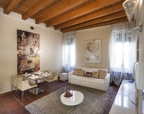 Apartemen, 1 kamar tidur (Shakespeare House-Via D.Filippini 2) | Selimut bulu angsa dan dilengkapi dengan perabotan berbeda-beda