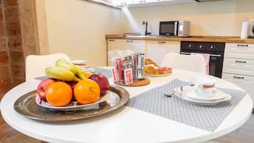 Apartment, 1 Double Bed | Dining room