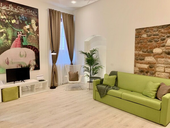 Apartment, 1 bedroom (Verdi - Via Dietro Pallone, 12) | Living room | 25-inch flat-screen TV with digital channels, LCD TV
