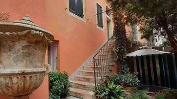 Appartamento su due livelli - (Romeo&Juliet - Via Dietro Filippini 2) | 1 camera, copriletto in piuma, con arredamento individuale