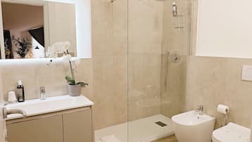 Monolocale Standard (Shakespeare Studio - via Dietro Filippini 18) | Bathroom | Hair dryer, towels, shampoo