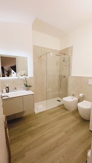 Monolocale Standard (Shakespeare Studio - via Dietro Filippini 18) | Salle de bain | Sèche-cheveux, serviettes fournies, shampoing
