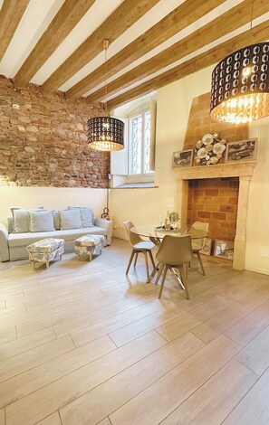 Huoneisto, 1 parisänky | Oleskelualue | 25–tuumainen taulutelevisio, jossa digitaalikanavat