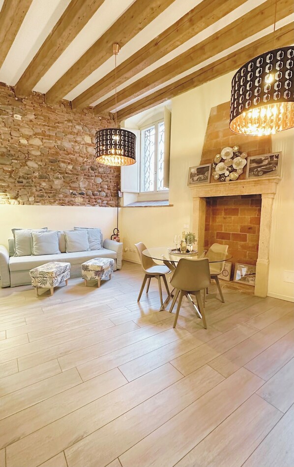 Comfort Apartment, 1 Bedroom (Residenza Rofiolo - Via Ponte Rofiolo) | Living area | 25-inch flat-screen TV with digital channels, LCD TV - Truly Verona (Verona)