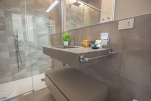 Standard Room Residenza CIttadella - Piazza Cittadella 16 | Bathroom | Hair dryer, towels, shampoo - Truly Verona (Verona)