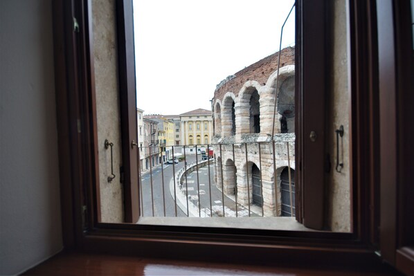 Departamento urbano, 1 habitación, vista a la ciudad, torre | 1 habitación, edredón y muebles diferentes 