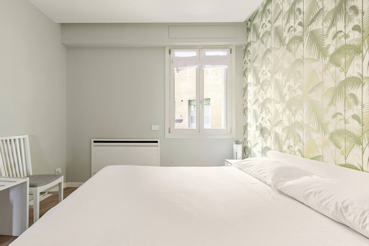 Tabla de planchar con plancha, wifi gratis y muebles diferentes 