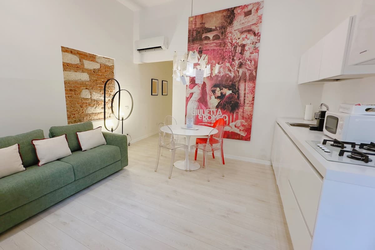 アパートメント 1 ベッドルーム (Giulietta House-Via Dietro Pallone 10) | リビング エリア | 25 インチの薄型テレビ (デジタル放送視聴可)、液晶テレビ