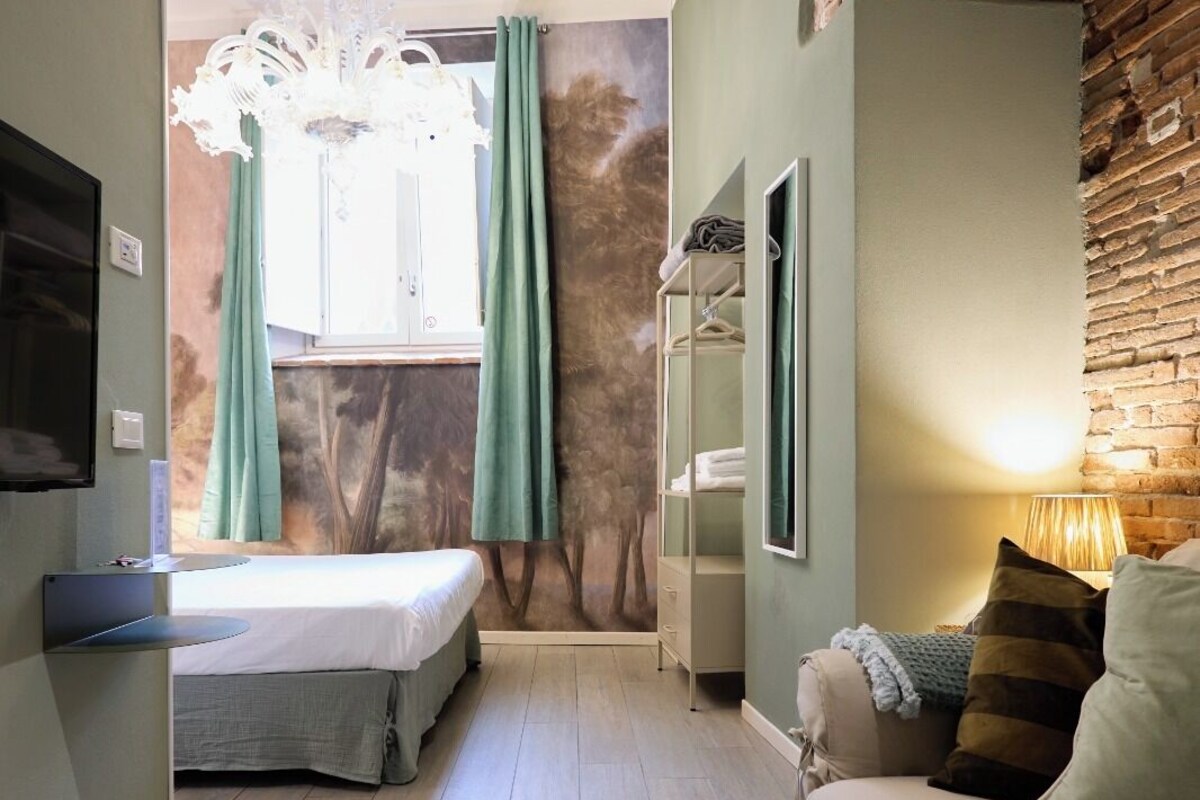 Tabla de planchar con plancha, wifi gratis y muebles diferentes 