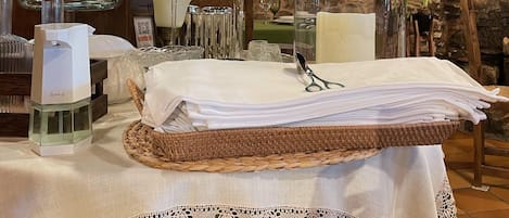 Petit déjeuner et déjeuner servis sur place, spécialités Cuisine locale
