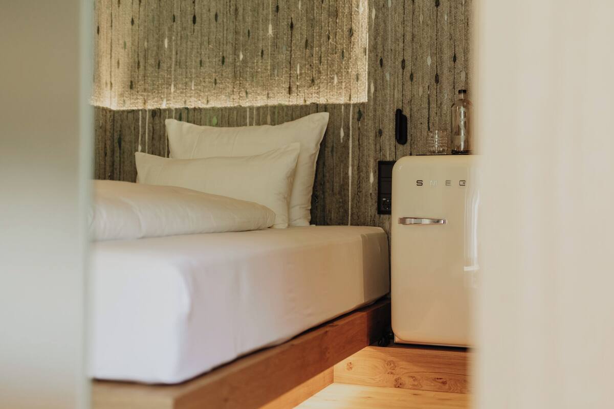 Habitación individual, balcón, vistas a la montaña | Ropa de cama de alta calidad, caja fuerte, escritorio