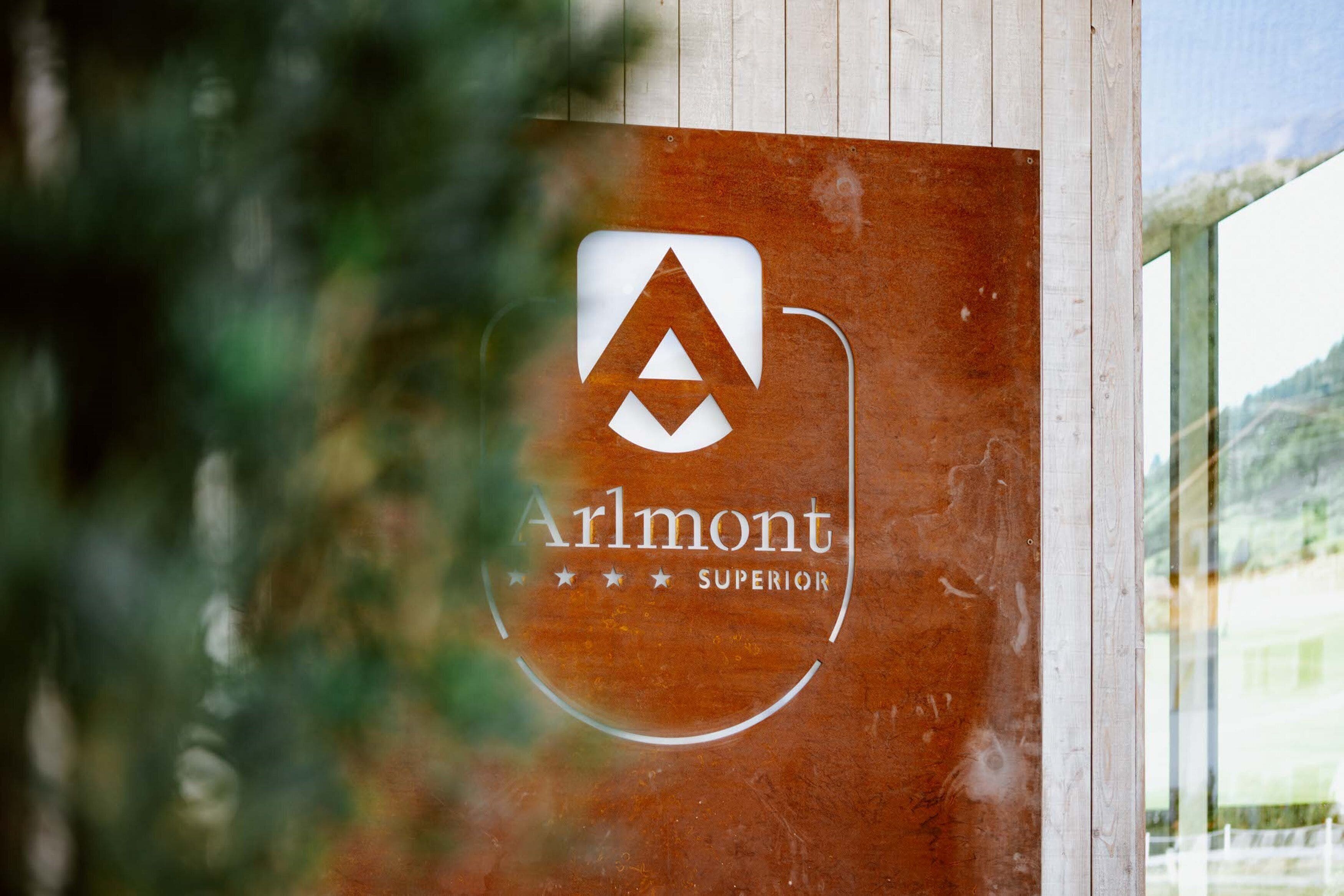 Un logotipo con el texto 'Arlmont' y 'SUPERIOR' sobre una superficie de madera.