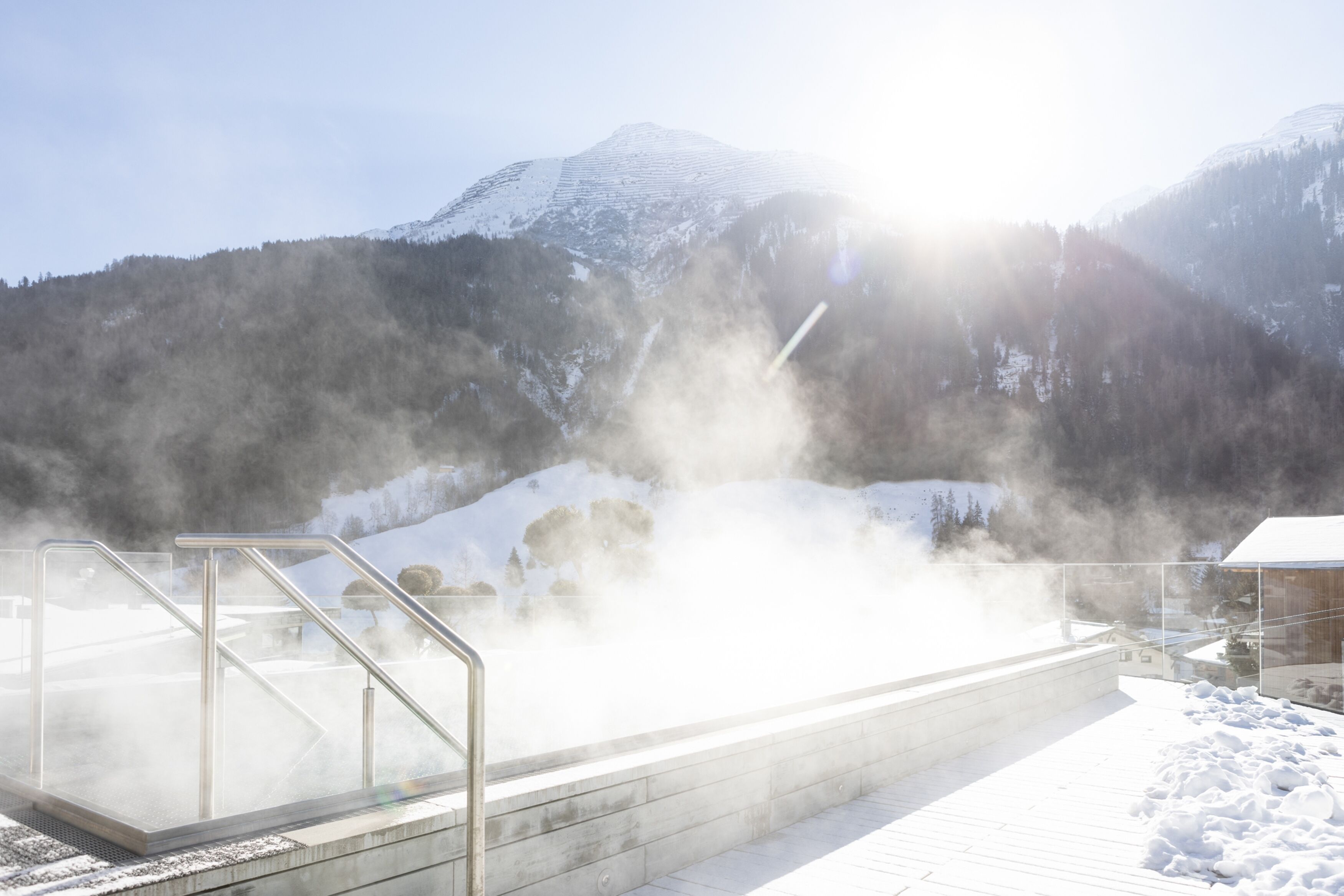 สระว่ายน้ำกลางแจ้ง เปิด 14:00 น. ถึง 20:00 น., เก้าอี้อาบแดดริมสระ