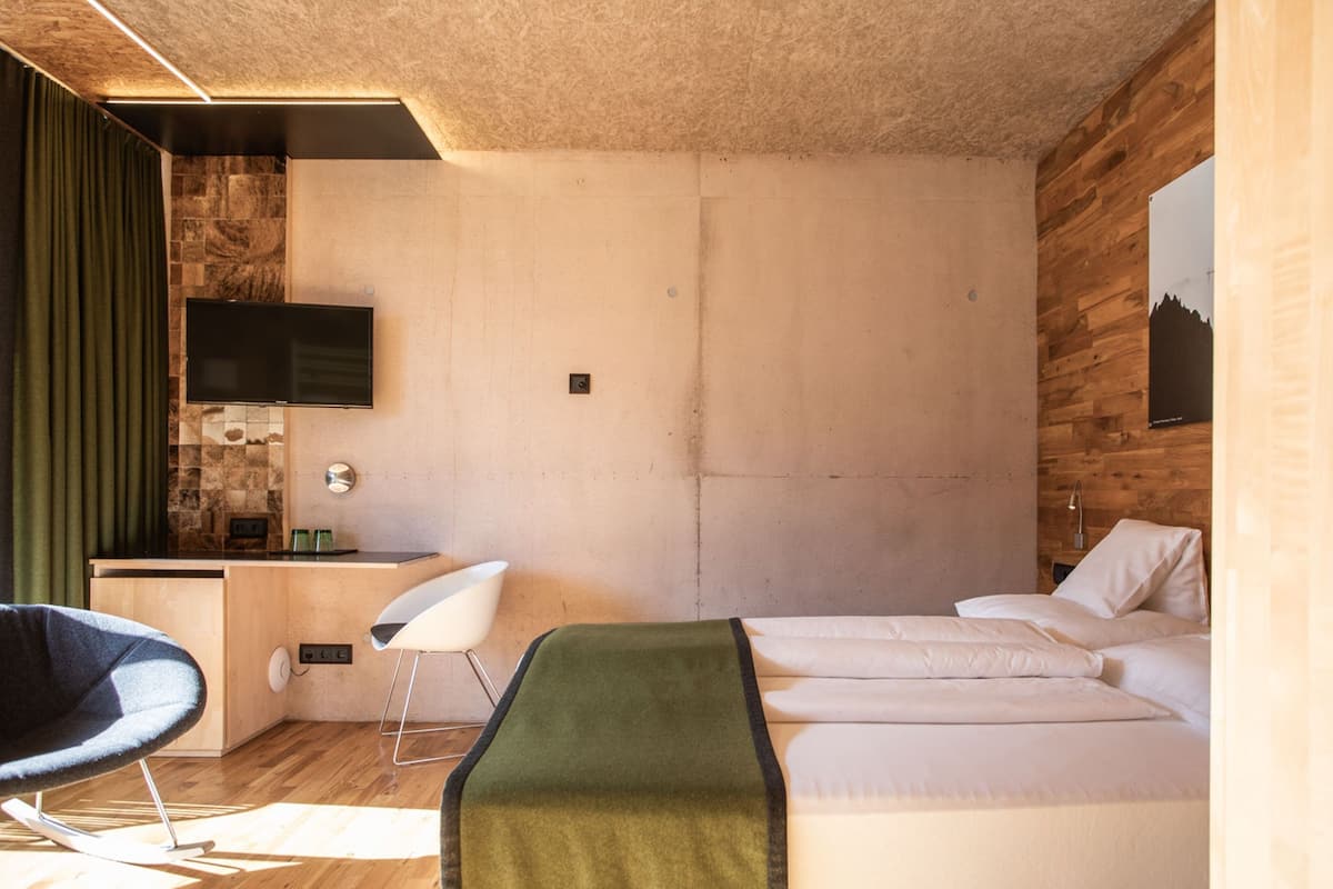 Luxe beddengoed, een kluis op de kamer, een bureau, geluiddichte muren