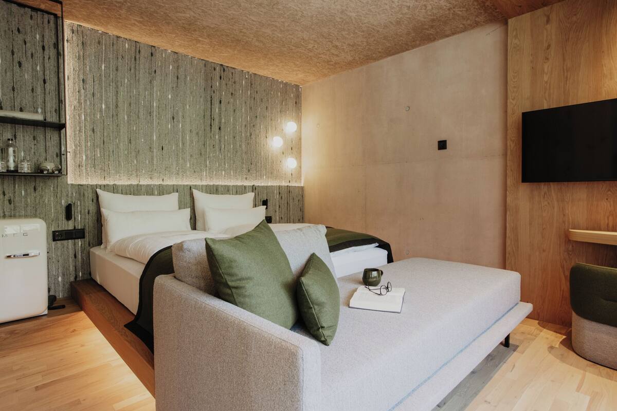 Habitación doble, balcón, vistas a la montaña | Ropa de cama de alta calidad, caja fuerte, escritorio
