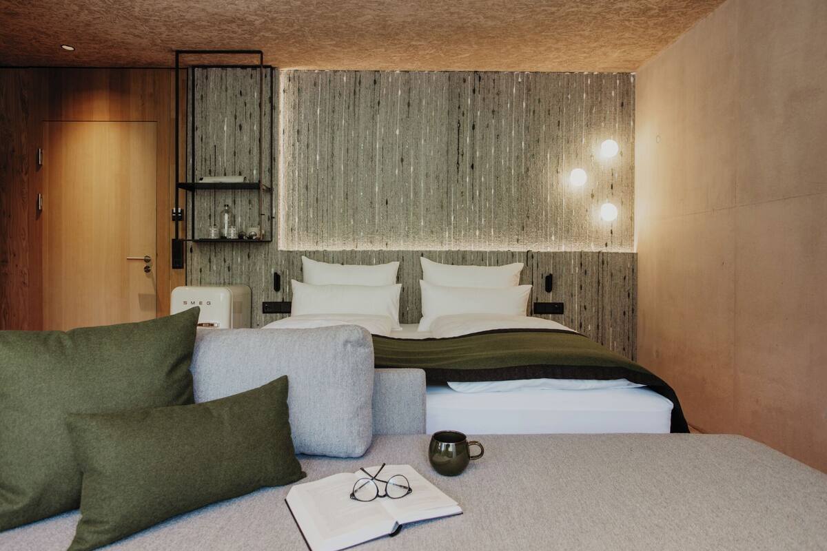 Habitación doble, balcón (Village view) | Ropa de cama de alta calidad, caja fuerte, escritorio
