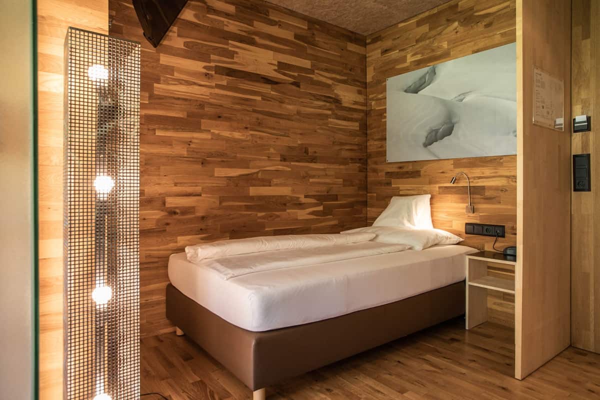 Eenpersoonskamer, balkon, uitzicht op bergen | Luxe beddengoed, een kluis op de kamer, een bureau, geluiddichte muren
