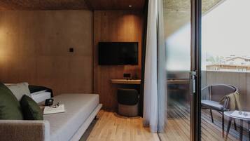 Doppelzimmer mit Dorfblick und Balkon | Hochwertige Bettwaren, Zimmersafe, Schreibtisch, schallisolierte Zimmer