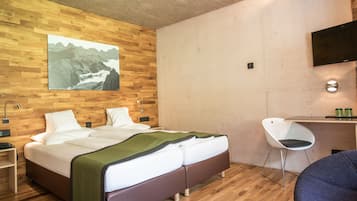 Habitación doble, balcón, vistas a la montaña | Ropa de cama de alta calidad, caja fuerte, escritorio
