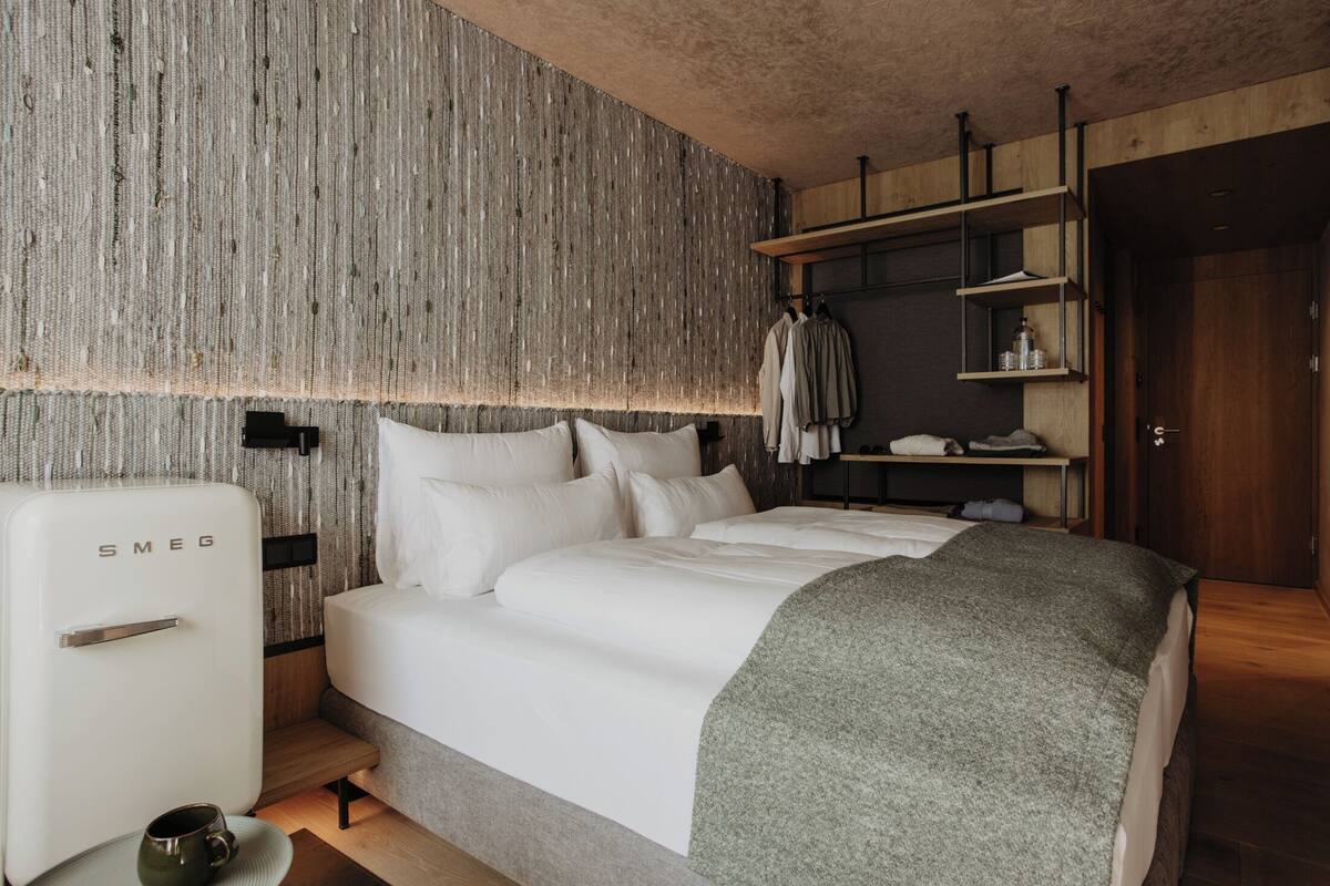 Habitación doble, patio, planta baja | Ropa de cama de alta calidad, caja fuerte, escritorio