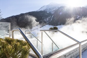 Outdoor pool, open 2:00 PM to 8:00 PM, pool loungers - Hotel Arlmont (Sankt Anton am Arlberg)