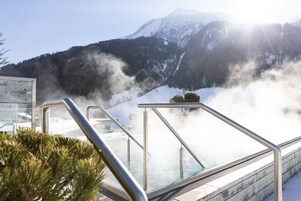 Una piscina al aire libre, sillones reclinables de piscina