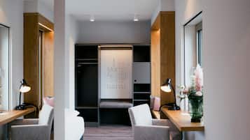 Panoramic-Doppelzimmer | Wohnbereich | Flachbildfernseher