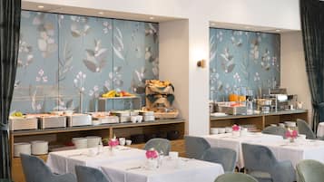 Päivittäinen täysi aamiainen maksusta