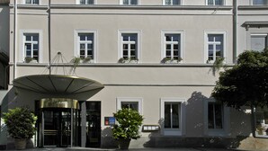 A multi-story hotel with a symmetrical facade, large windows, and a central entrance with a canopy. - Dom Hotel Limburg (Limburg an der Lahn)