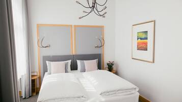 Een hotelkamer met een groot bed, twee nachtkastjes, een kroonluchter en een ingelijst schilderij aan de muur.