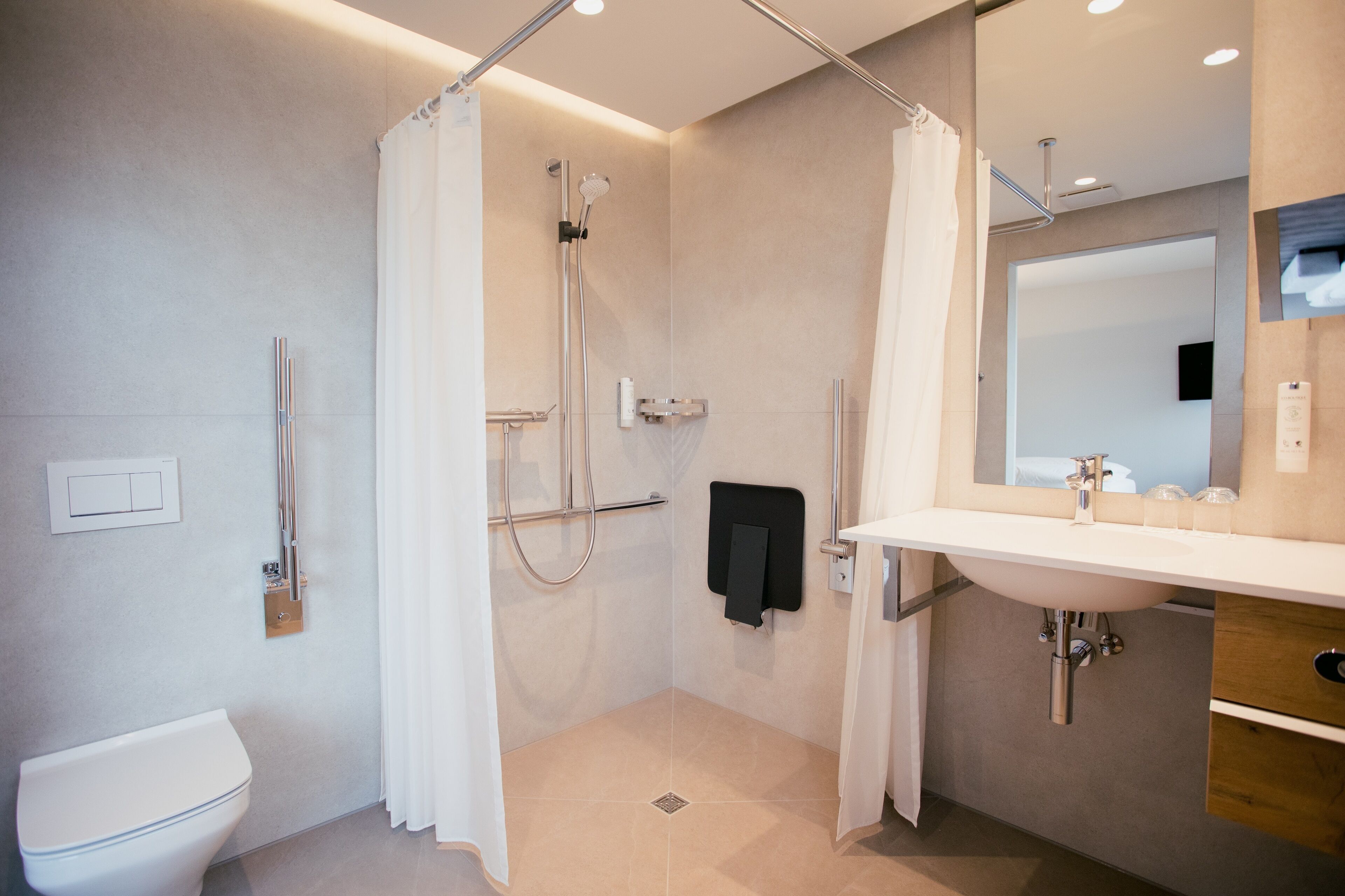 panoramic double room | bathroom | free toiletries, hair dryer, towels