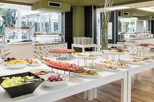 2 restaurants; breakfast, lunch, and dinner served
